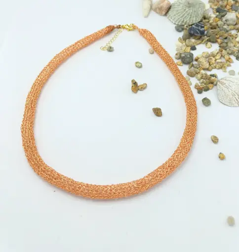 Collar de cobre tejido corto