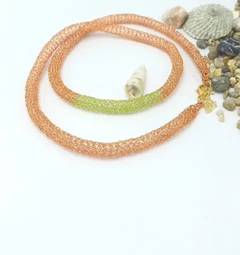 Collar de cobre tejido largo